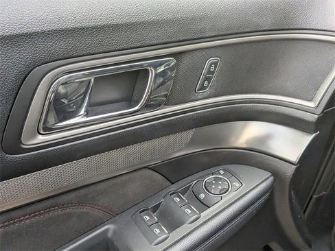 Used 2018 Ford Explorer XLT w/ Equipment Group 202A image 10
