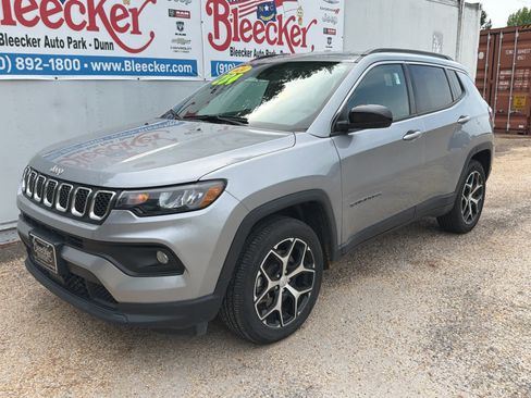 Used 2024 Jeep Compass Latitude AWD/4WD image 6