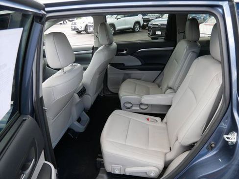 Certified 2018 Toyota Highlander Limited Platinum AWD/4WD image 11
