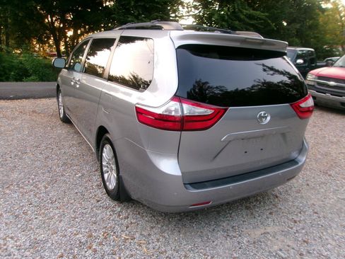 Used 2016 Toyota Sienna XLE Premium FWD image 13