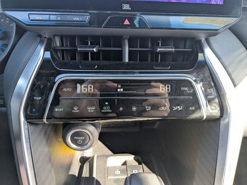 Certified 2024 Toyota Venza XLE AWD/4WD image 23