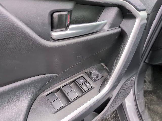 Used 2025 Toyota RAV4 XLE AWD/4WD image 10