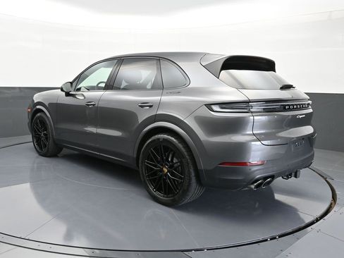 Used 2025 Porsche Cayenne image 5