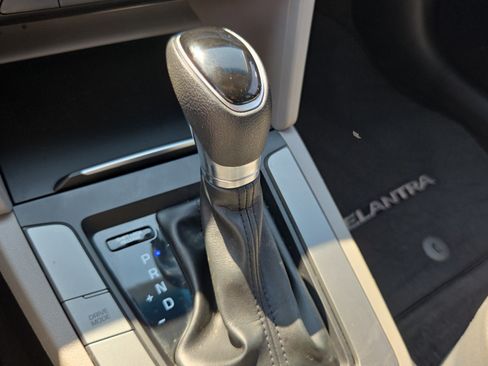 Used 2017 Hyundai Elantra SE FWD image 17