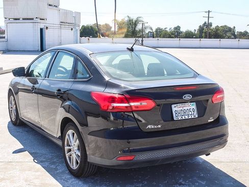 Used 2018 Ford Focus SE FWD image 4