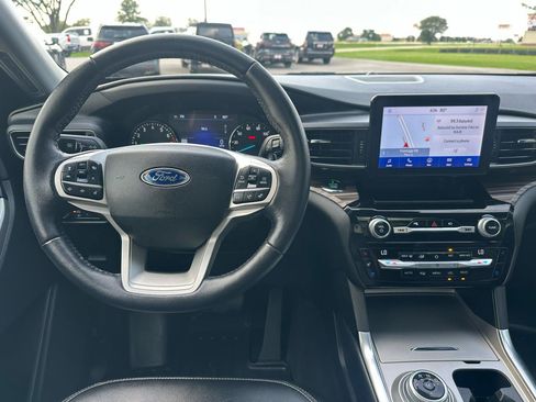 Used 2021 Ford Explorer Limited w/ Hybrid Equipment Group 310A AWD/4WD image 3