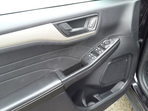 Used 2022 Ford Escape SE w/ SE Sport Appearance Package image 9