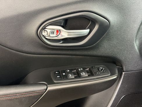 Used 2019 Jeep Cherokee Trailhawk w/ Comfort/Convenience Group AWD/4WD image 25