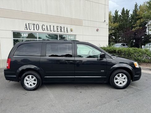 Used 2008 Chrysler Town & Country Touring FWD image 9