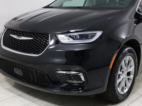 Used 2024 Chrysler Pacifica Touring-L image 50