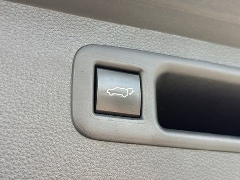 Used 2021 Toyota Highlander XLE AWD/4WD image 6