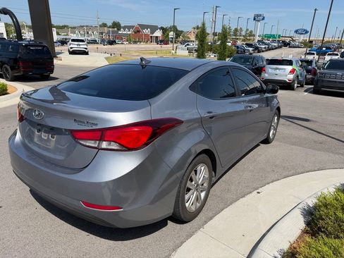Used 2014 Hyundai Elantra SE w/ Option Group 02 FWD image 4