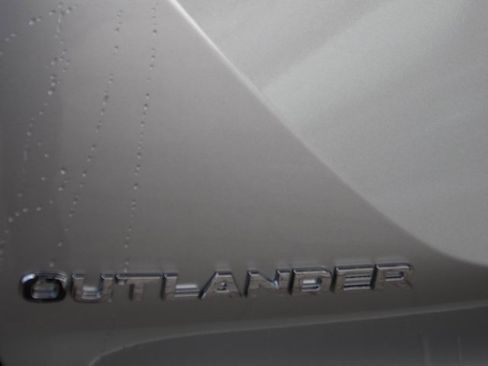New 2025 Mitsubishi Outlander ES image 8