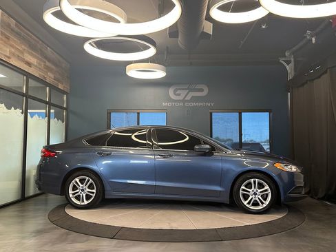 Used 2018 Ford Fusion SE w/ Fusion SE Technology Package FWD image 2