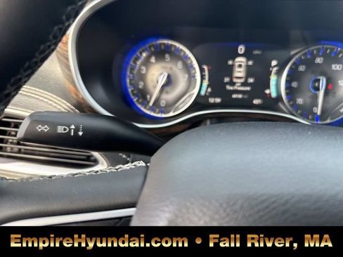 Used 2023 Chrysler Pacifica Limited image 32