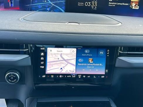 Used 2025 Lincoln Navigator Reserve image 24