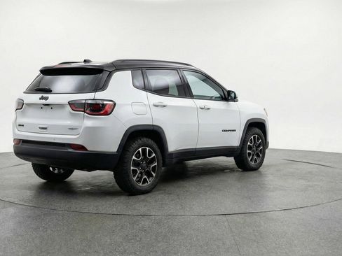 Used 2025 Jeep Compass Trailhawk image 9