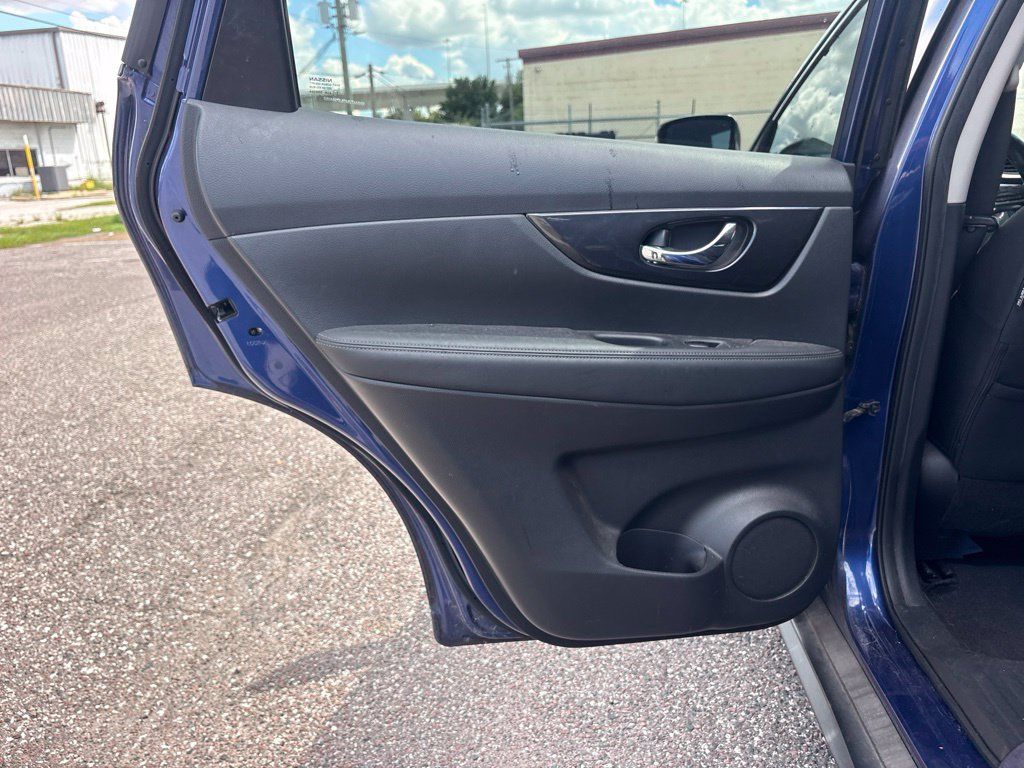 Used 2018 Nissan Rogue SV FWD image 13