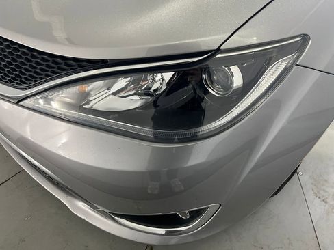 Used 2017 Chrysler Pacifica Touring-L image 36