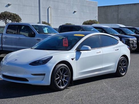 Used 2023 Tesla Model 3 Standard Range image 2