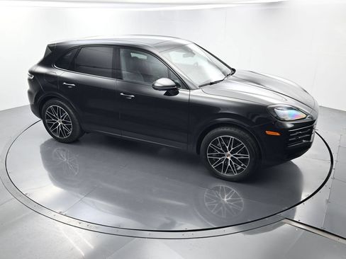 Certified 2025 Porsche Cayenne AWD/4WD image 42