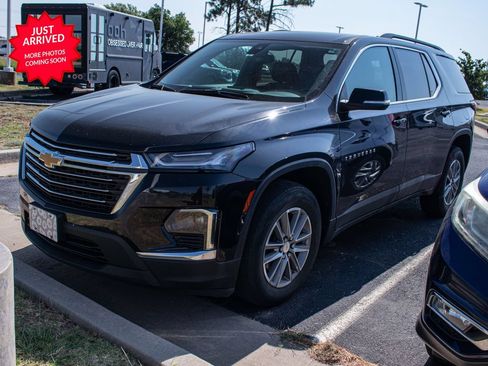 Used 2023 Chevrolet Traverse LT FWD image 1