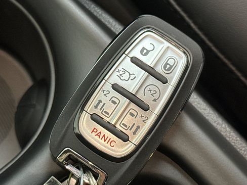 New 2027 Chrysler Pacifica Select FWD image 37