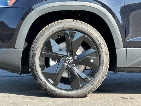 New 2025 Volkswagen Taos SE image 25