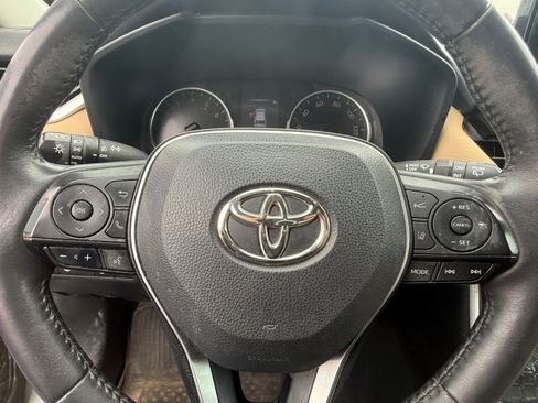 Used 2022 Toyota RAV4 XLE Premium image 8