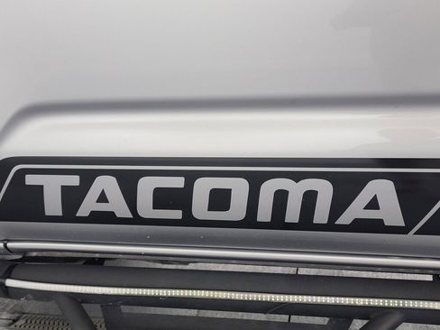 Used 2018 Toyota Tacoma TRD Sport image 10