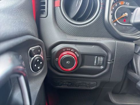 Used 2025 Jeep Wrangler Unlimited Rubicon AWD/4WD image 9