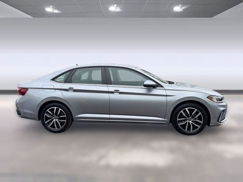 Used 2025 Volkswagen Jetta SE FWD image 8