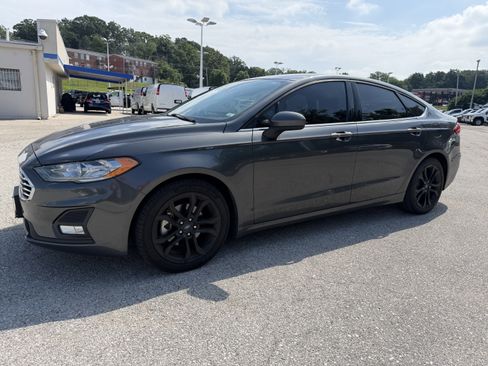 Used 2020 Ford Fusion SE w/ Equipment Group 151A FWD image 3