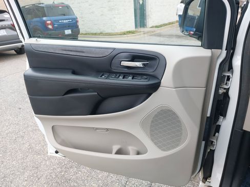 Used 2019 Dodge Grand Caravan SE image 28