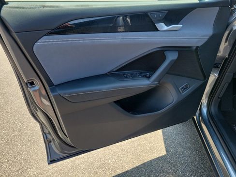 Certified 2025 Volkswagen Tiguan SE image 34