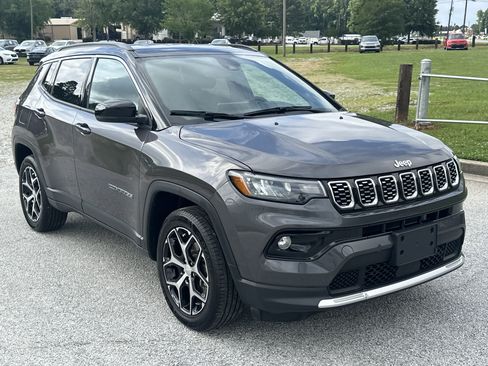 Used 2024 Jeep Compass Limited AWD/4WD image 3