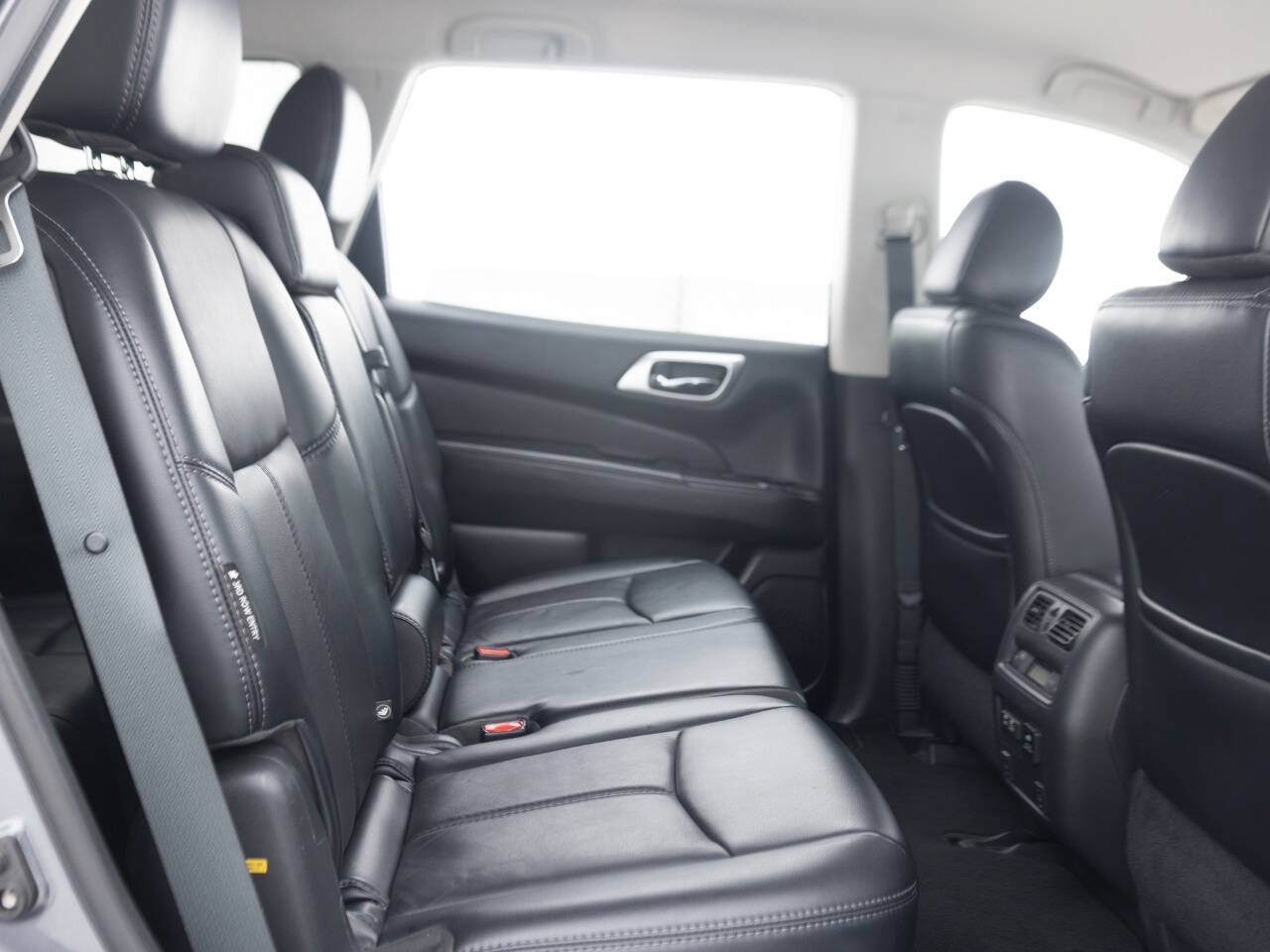 Used 2019 Nissan Pathfinder SL AWD/4WD image 31