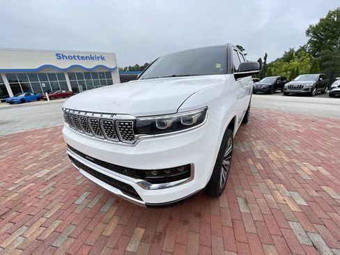 Used 2023 Jeep Grand Wagoneer Series III AWD/4WD image 28
