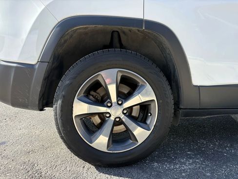 Used 2019 Jeep Cherokee Limited image 25