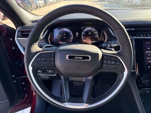 Used 2025 Jeep Grand Cherokee L Altitude image 17
