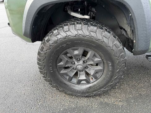 Used 2022 Toyota Tacoma TRD Off-Road image 14