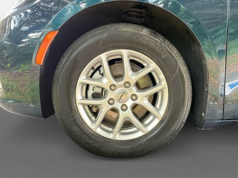 Used 2023 Chrysler Pacifica Touring-L FWD image 15