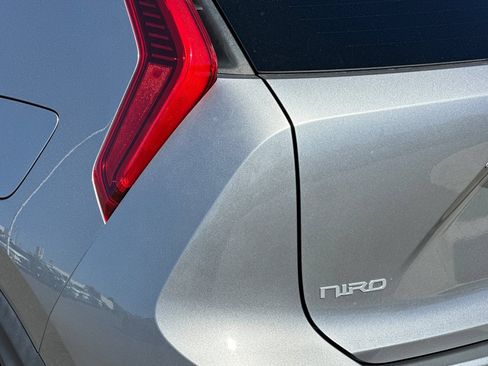Used 2023 Kia Niro EX FWD image 27