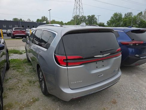 Used 2021 Chrysler Pacifica Touring-L FWD image 4