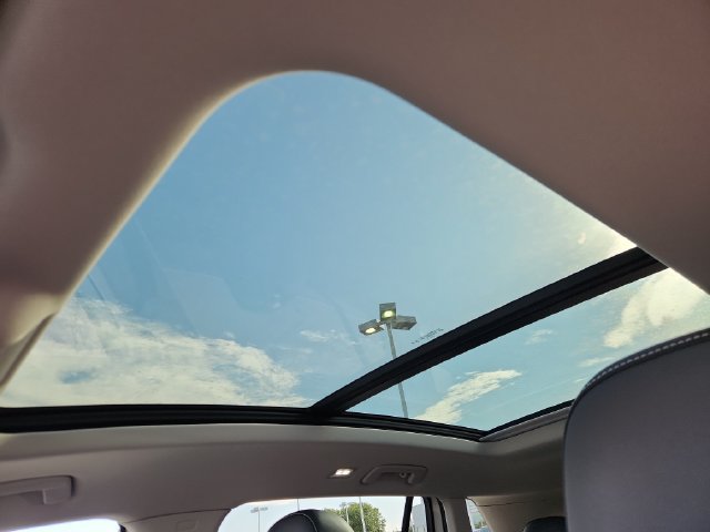 Used 2025 Volkswagen Tiguan SE w/ Panoramic Sunroof Package AWD/4WD image 23