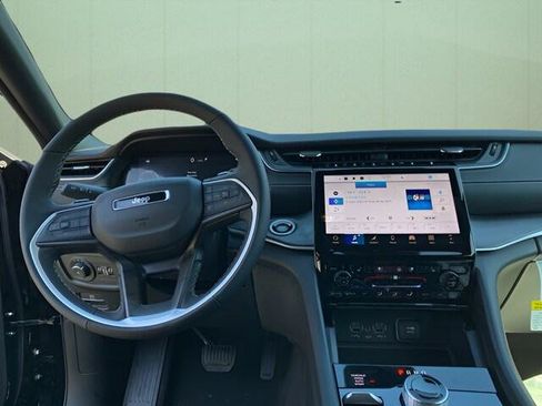 Certified 2025 Jeep Grand Cherokee Limited w/ Luxury Tech Group II AWD/4WD image 20