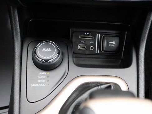 Used 2017 Jeep Cherokee 75th Anniversary image 31