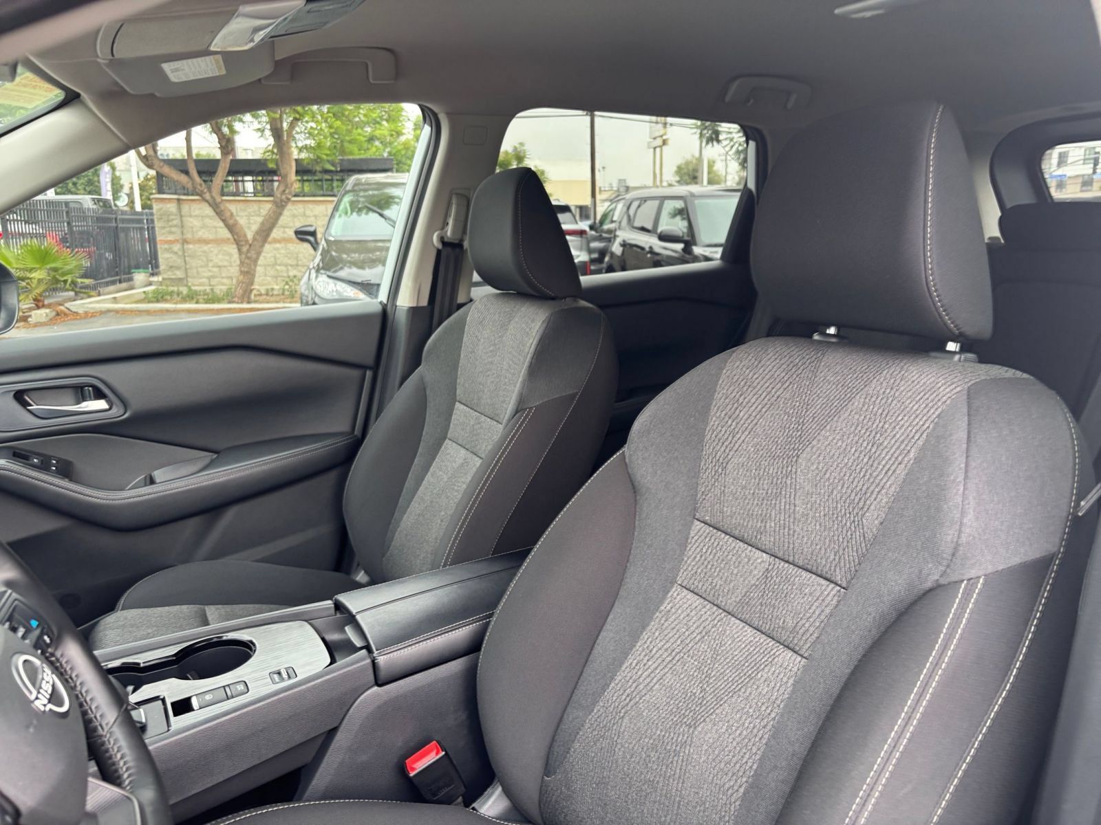 Used 2025 Nissan Rogue SV FWD image 27
