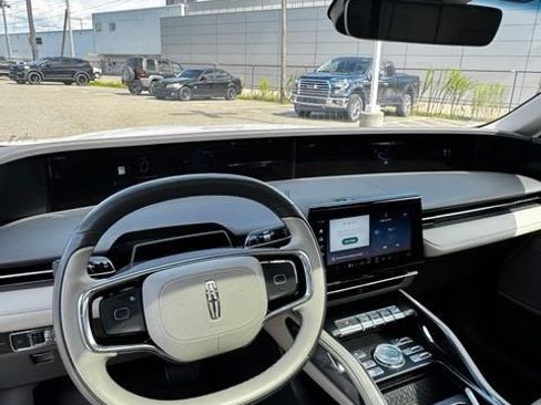 Used 2025 Lincoln Nautilus Premier AWD/4WD image 16