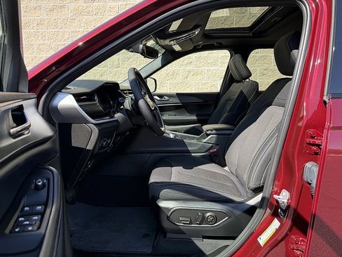 Used 2024 Jeep Grand Cherokee Laredo X w/ Luxury Tech Group I image 21